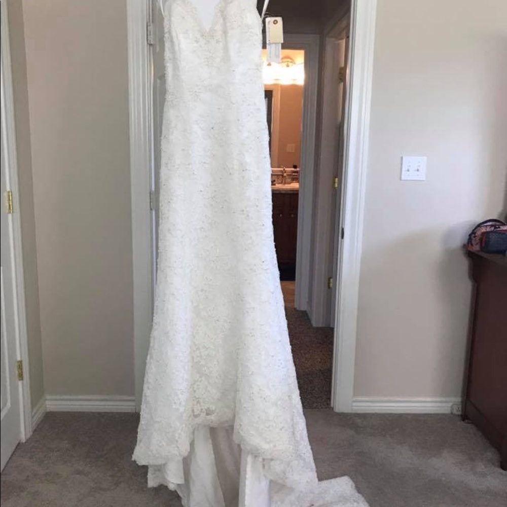 NEVER worn Wedding Dress!
